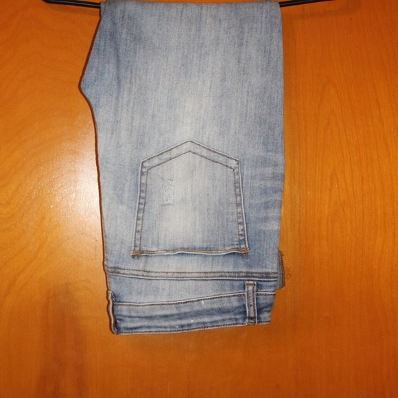Rue21 Denim - EUC RUE 21 DISTRESSED CROPPED CAPRIS(11/12)